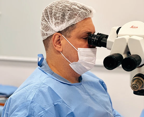 Cirurgia oftalmológica em andamento no centro cirúrgico da Clínica Ophtalmus