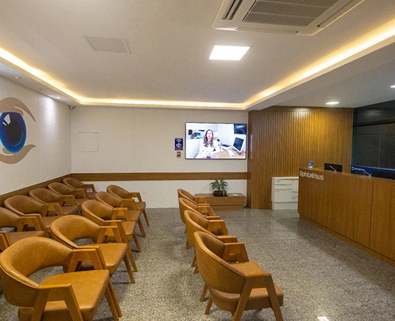Recepção e sala de espera da Clínica Ophtalmus em Joinville